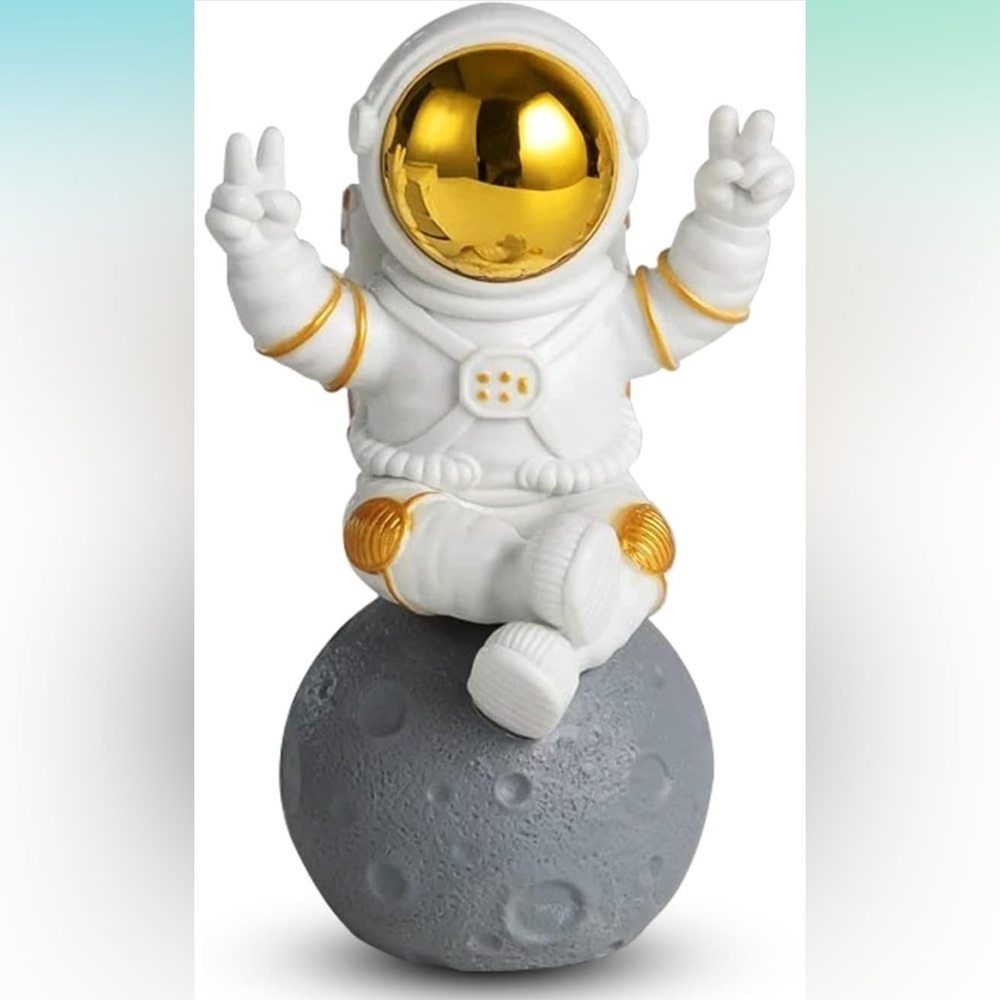 NWT Astronaut Space Figurine Decoration (Victory)!